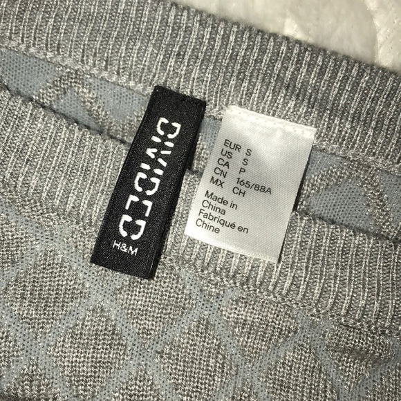 H&M grey cropped quilted sweater - Picture 4 of 4